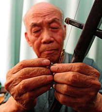 西安69岁手工制琴50年 今寻传承人